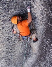 Evan Cabodi leads “The Scoop,” pitch four. Photo © Matt Clifton.