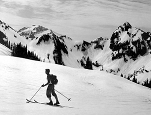 Skiing near Appleton Pass